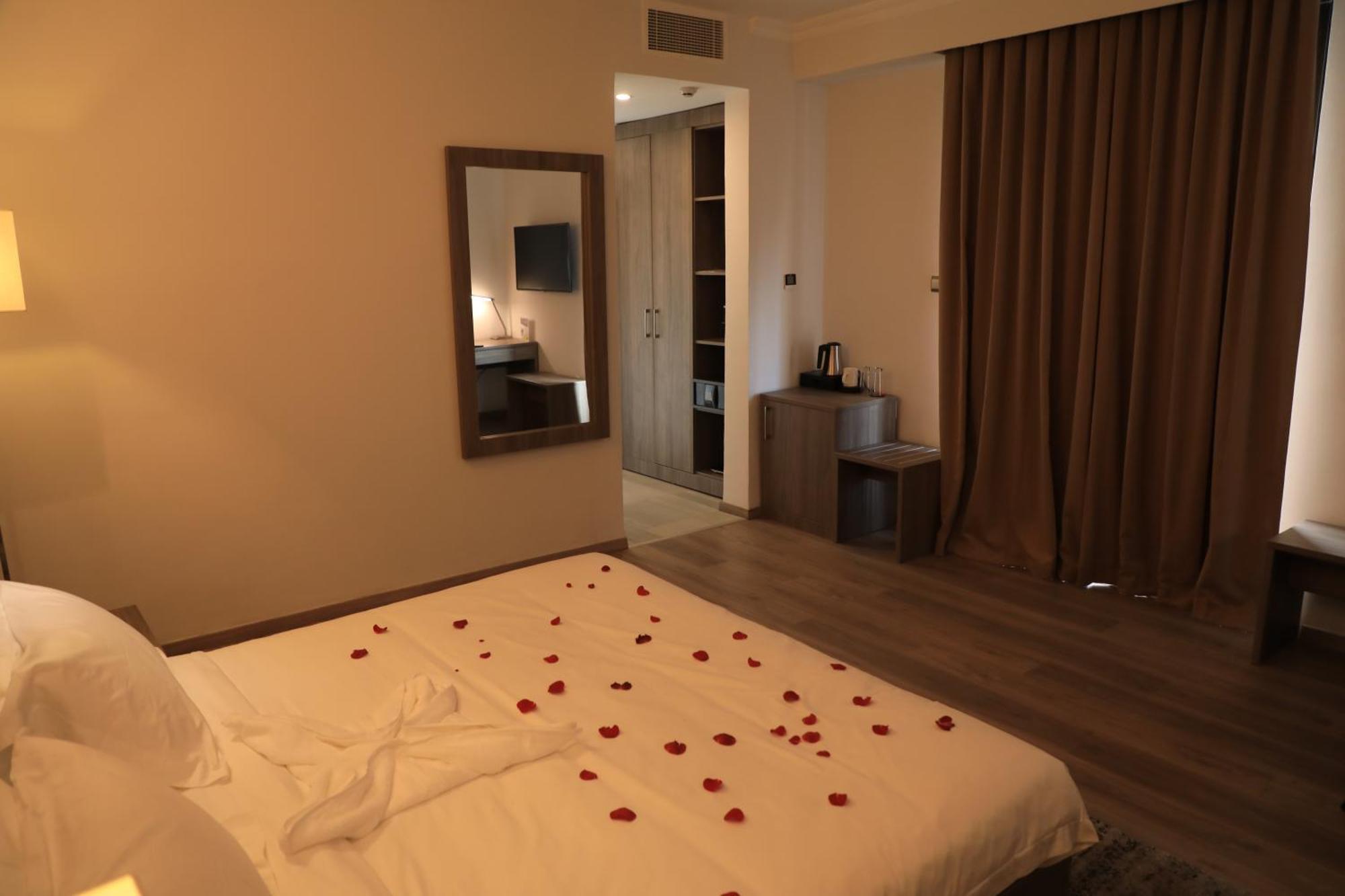 Th Bonroyal Hotel 亚的斯亚贝巴 外观 照片